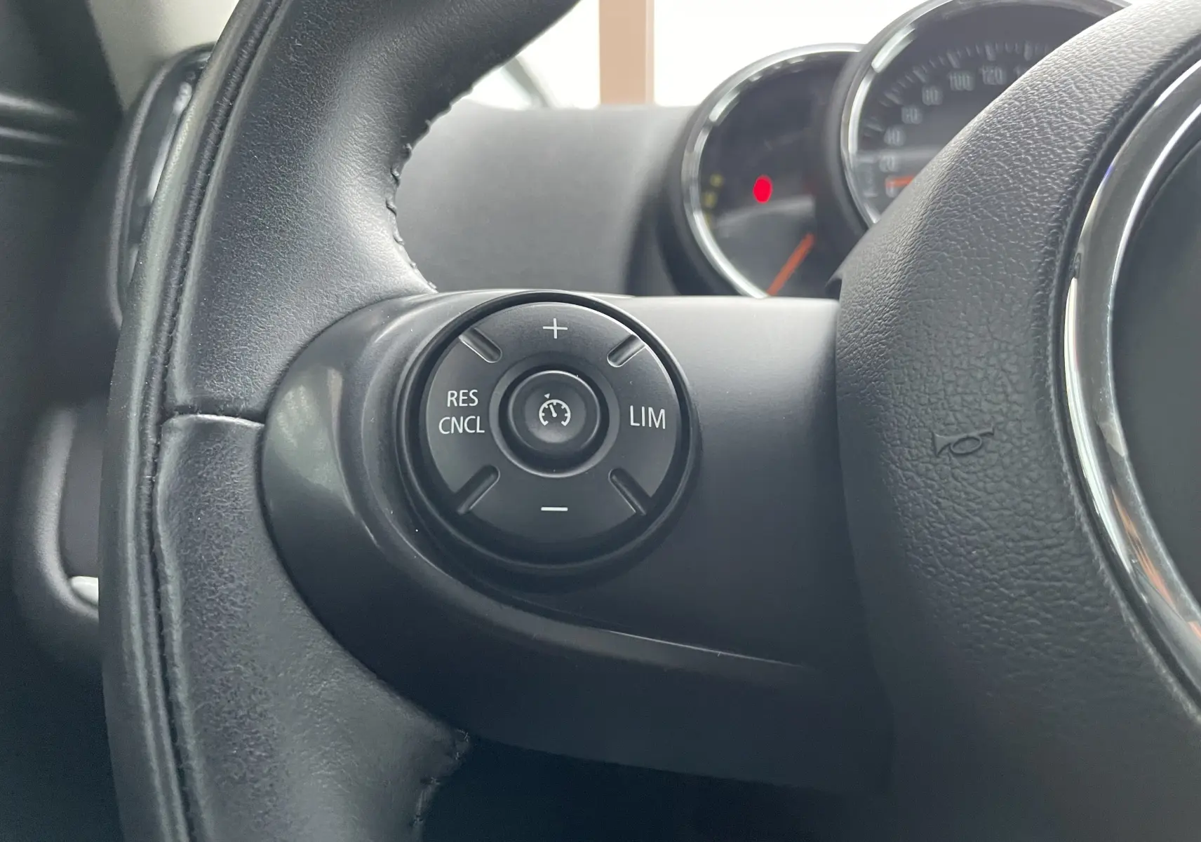 Gros plan sur le bouton de régulateur de vitesse au volant d'une MINI Countryman Cooper S hybride rechargeable de 2019.