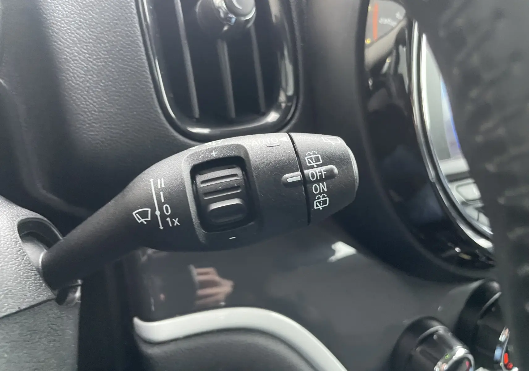 Le commodo de commande des essuie-glaces sur la gauche du volant d'une MINI Countryman bleu Island Metal hybride rechargeable.