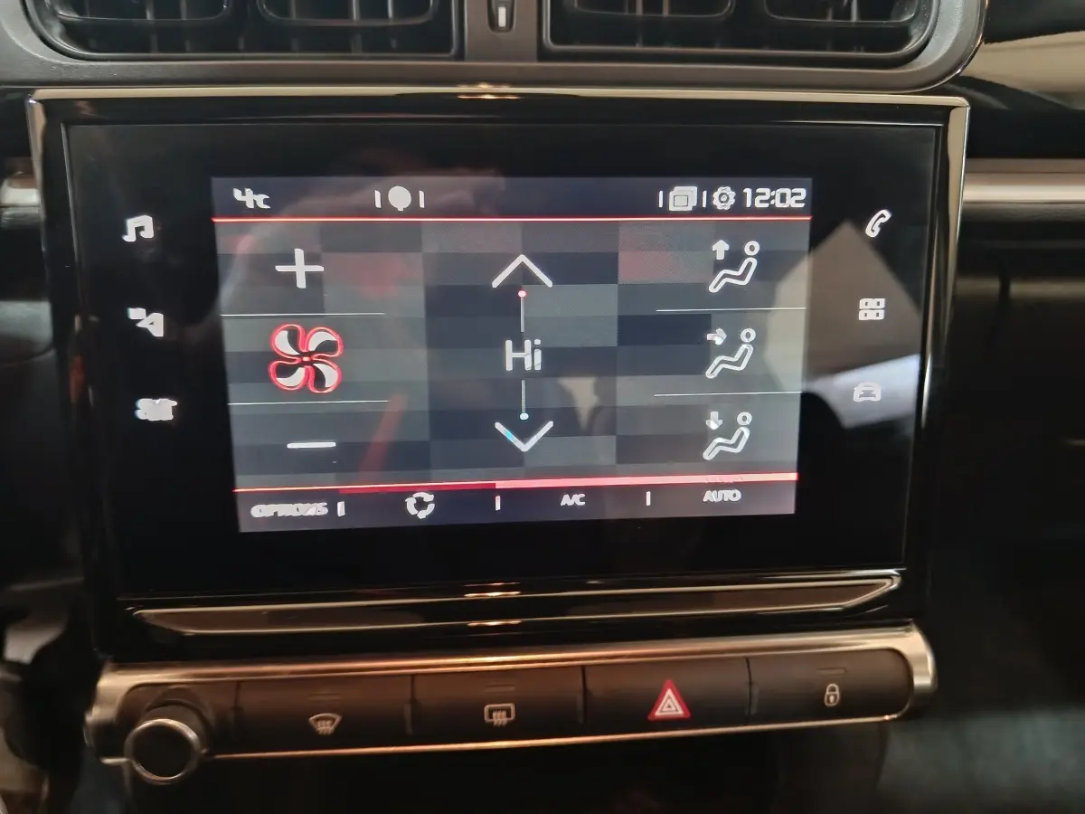 Écran tactile central de la Citroën C3 2024 noir montrant les réglages de climatisation avec commandes tactiles et boutons en dessous.