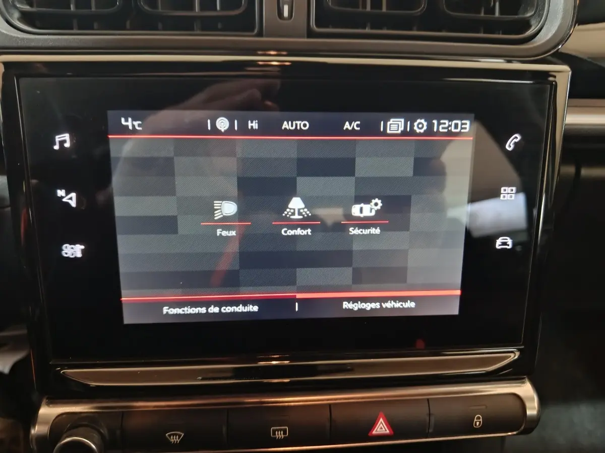 Écran tactile central de la Citroën C3 2024 noir affichant les réglages Feux, Confort et Sécurité.