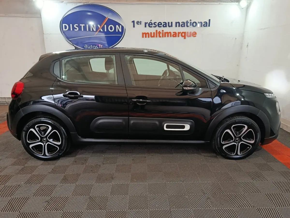 Citroën C3 noire vue de profil côté gauche, avec protections latérales Airbump et jantes distinctives.
