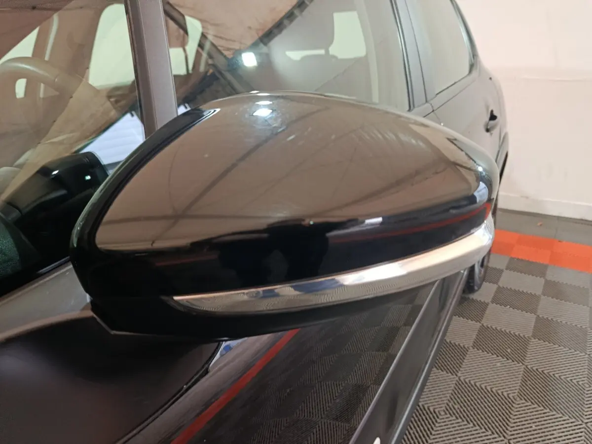 Rétroviseur extérieur noir côté conducteur de la Citroën C3 2024 avec clignotant intégré, vue rapprochée en léger angle.