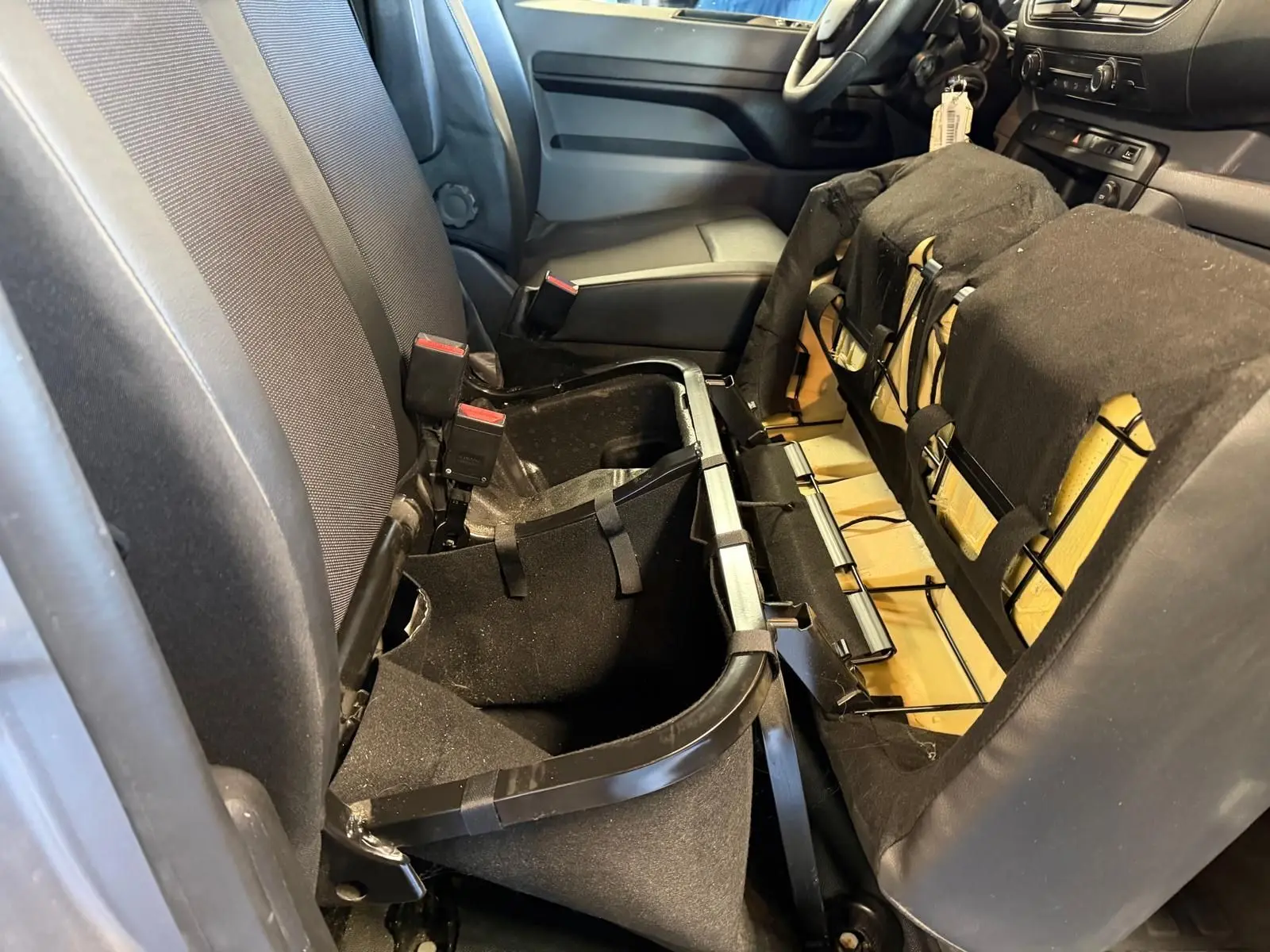 Vue intérieure côté droit du Citroën Jumpy 2.0 BlueHDi 180 EAT 2022, montrant les sièges avant et la banquette arrière partiellement démontée.