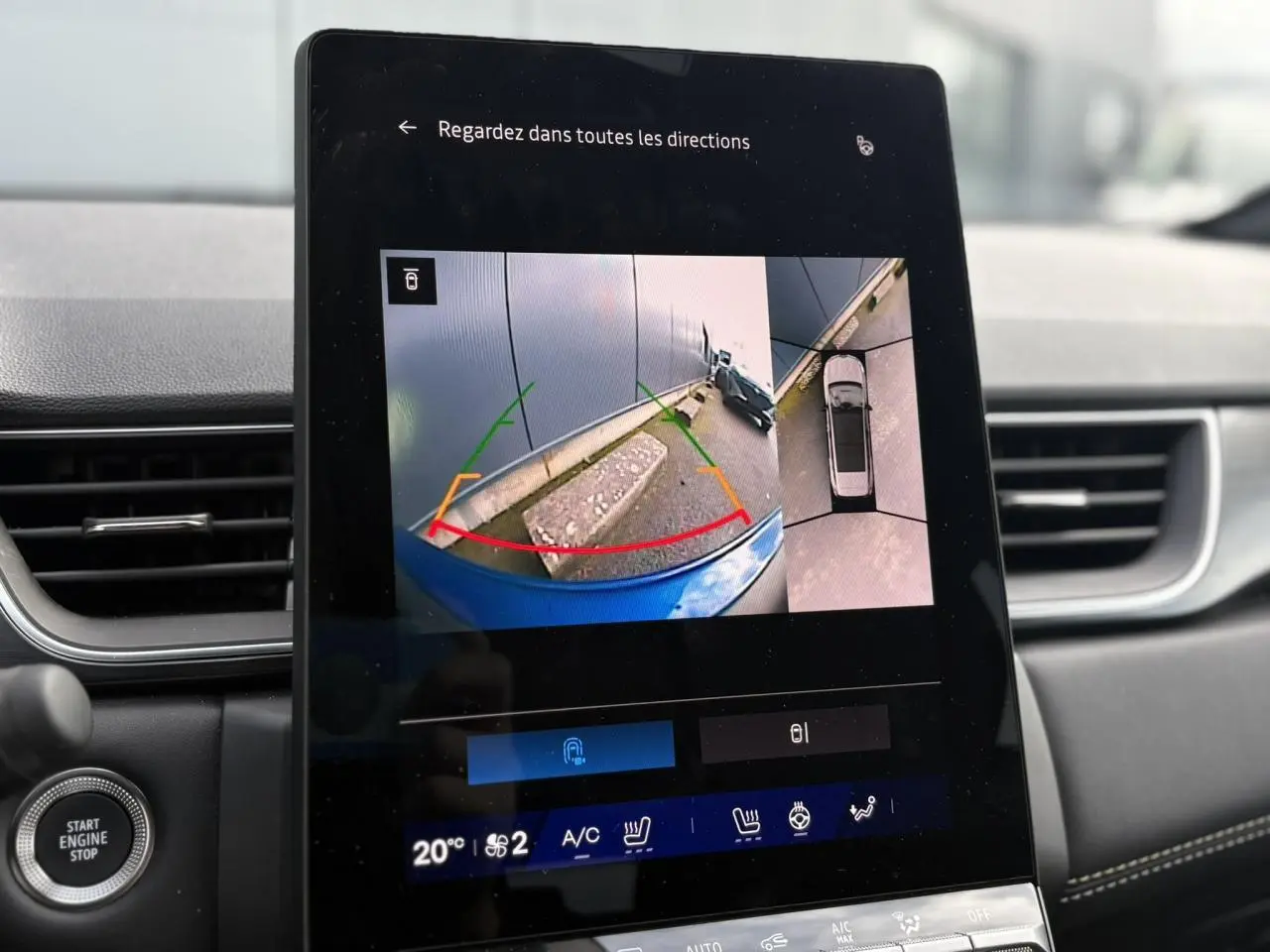 Écran tactile intérieur affichant la caméra 360° du hayon bleu Iron du Renault Symbioz E-Tech 2025.