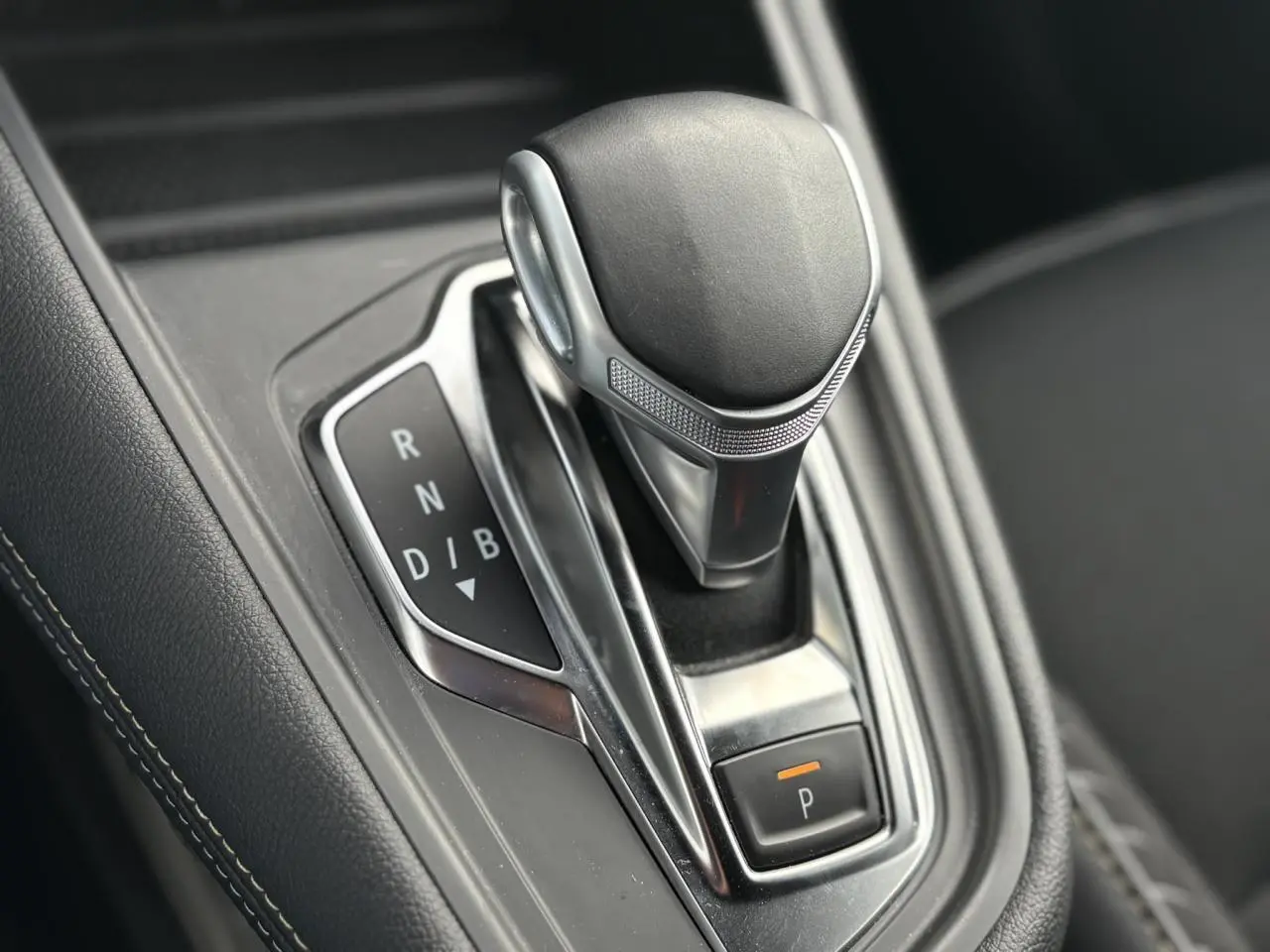 Gros plan sur le levier de vitesses automatique noir et chrome de la Renault SYMBIOZ E-Tech Full Hybrid 2025.