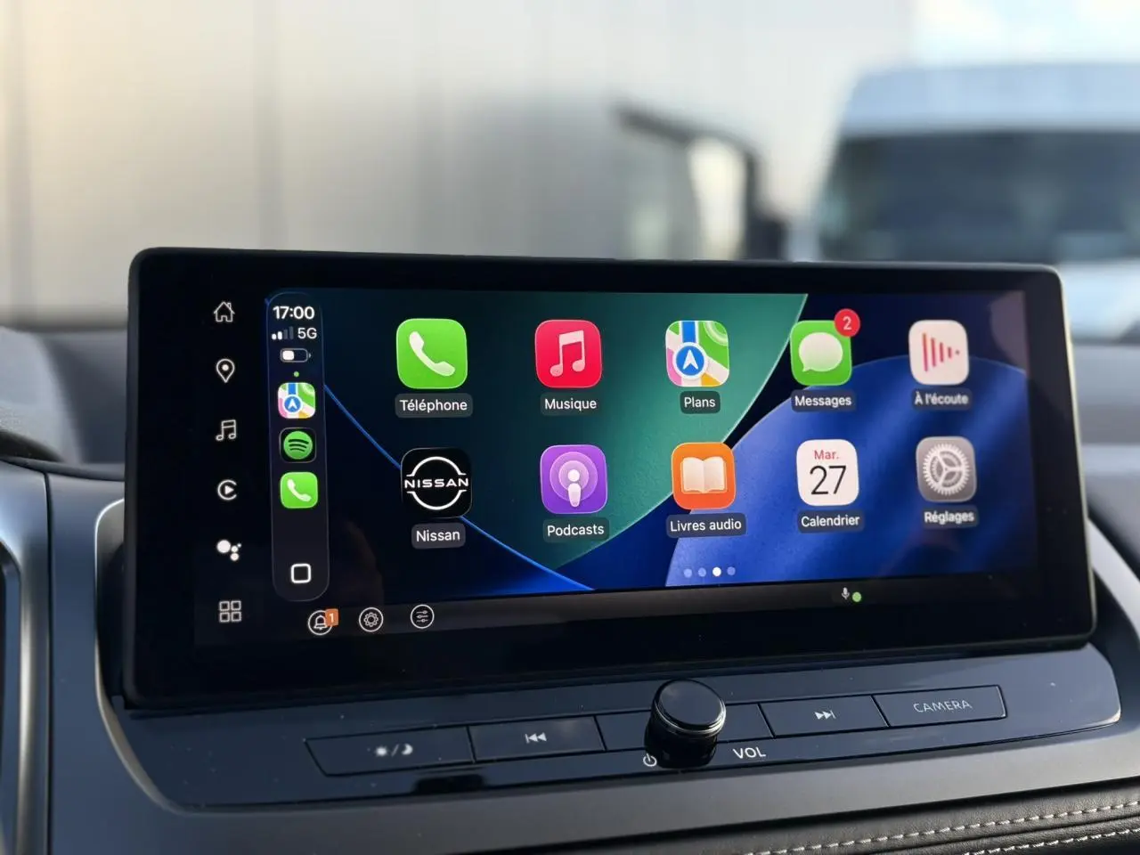 Écran tactile central du Nissan Qashqai III noir, affichant l'interface Apple CarPlay avec icônes colorées.