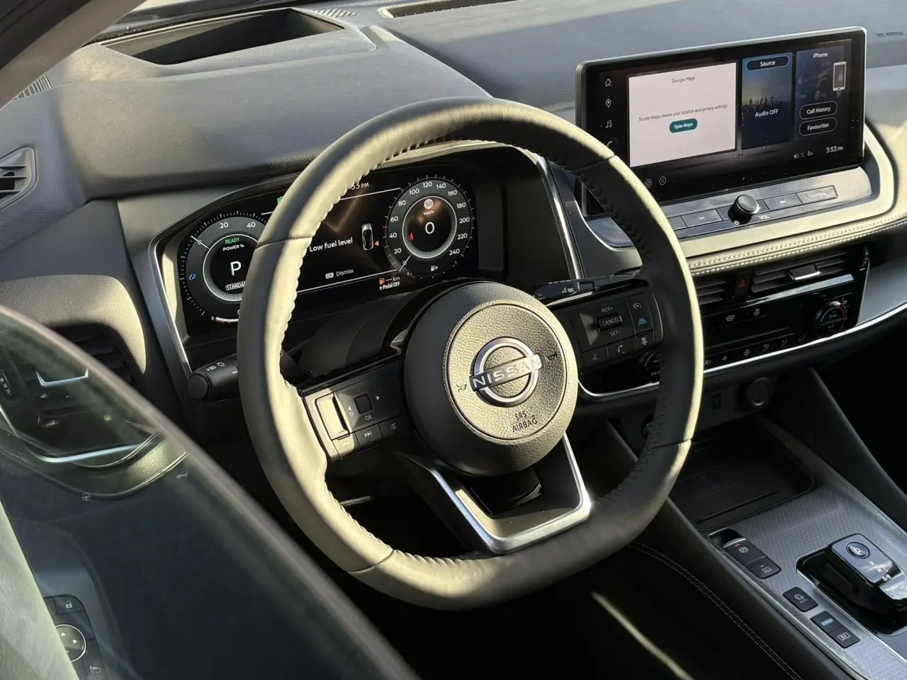 Vue intérieure du volant beige et du tableau de bord numérique du Nissan Qashqai III e-Power avec écran tactile 12,3 pouces.