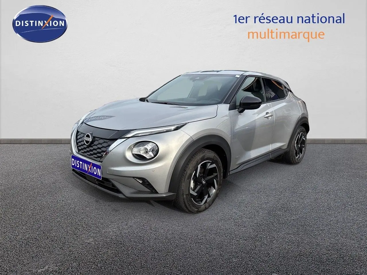 Nissan Juke 1.6 HEV N-Connecta gris perle métal en 3/4 avant droit avec jantes noires biton.