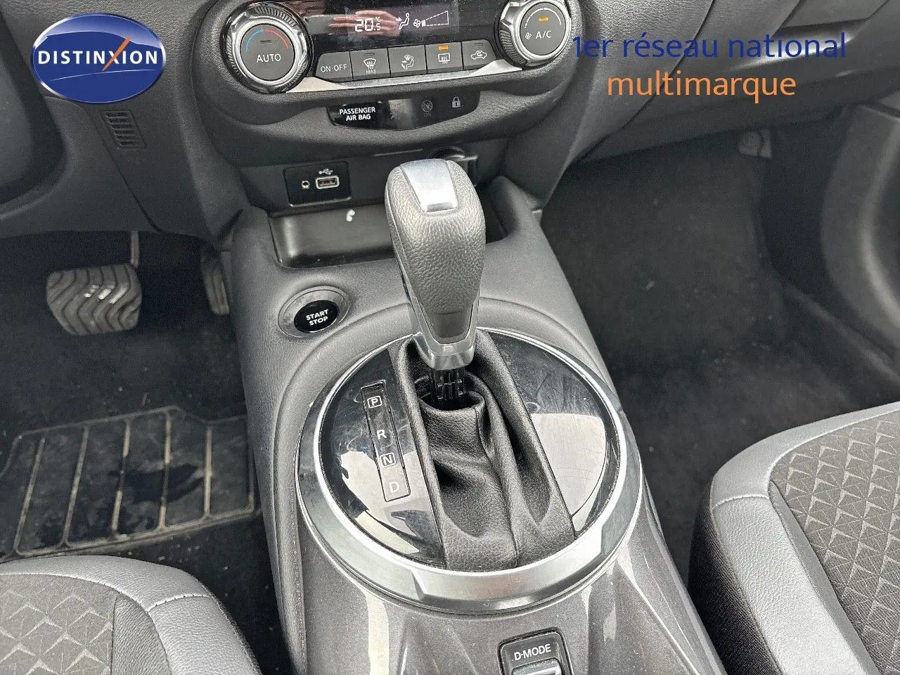 Le levier de vitesse automatique et la console centrale du Nissan Juke gris perle, vue intérieure rapprochée.