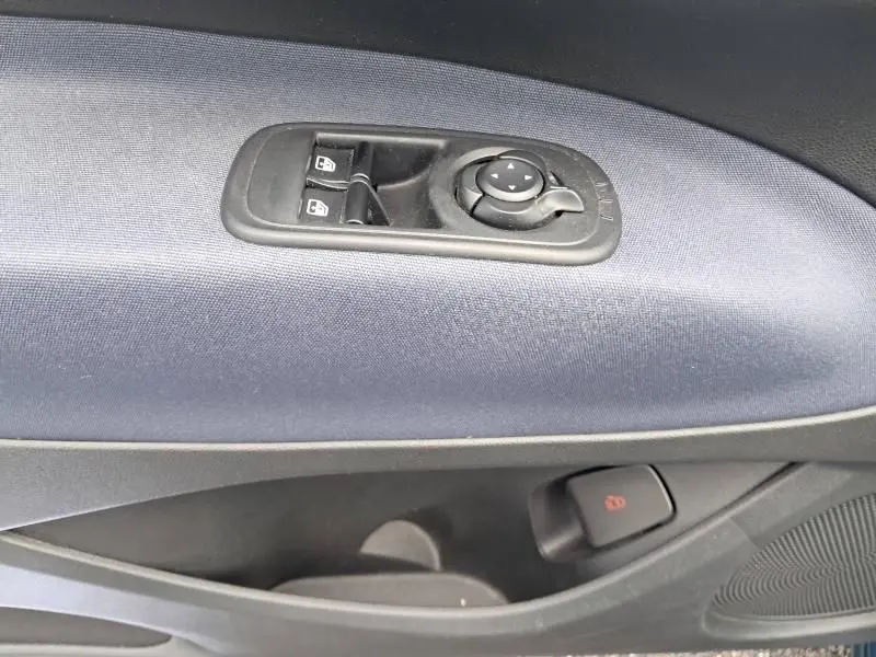 Détail du panneau de porte côté conducteur de la Fiat 500C 118 cv icone 2021, avec commandes de vitres et rétroviseurs.