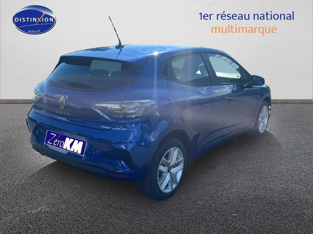 Renault Clio V bleu iron vue 3/4 arrière droit avec feux arrière LED et jantes alliage.