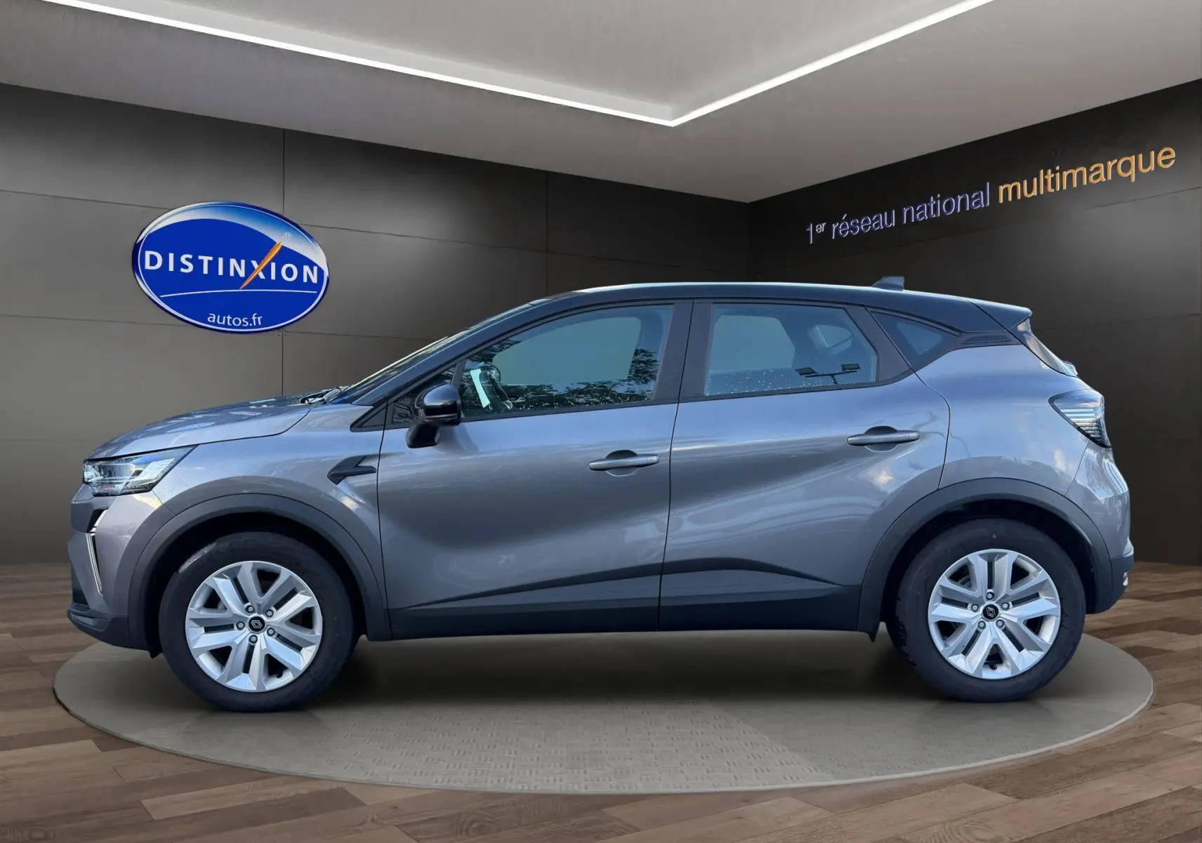 Vue de profil côté gauche du Renault Captur 2024 gris Cassiopée avec toit noir, version TCE 90 Evolution essence.