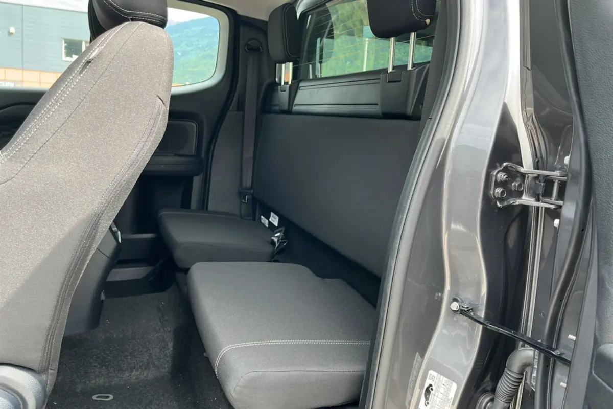 Vue intérieure côté droit sur les sièges arrière et la portière gris carbone du Ford Ranger TDCI 170 BVA XLT HD-Top Supercab 2025.