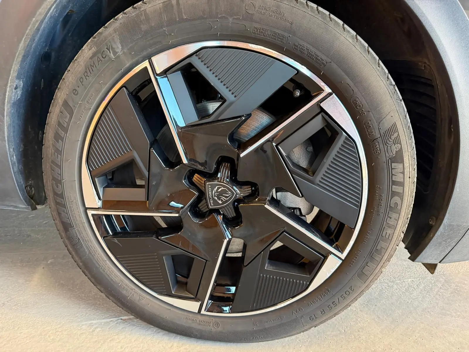 Gros plan sur la jante alliage 19'' diamantée graphite noire du Peugeot 408 gris Selenium 2025.