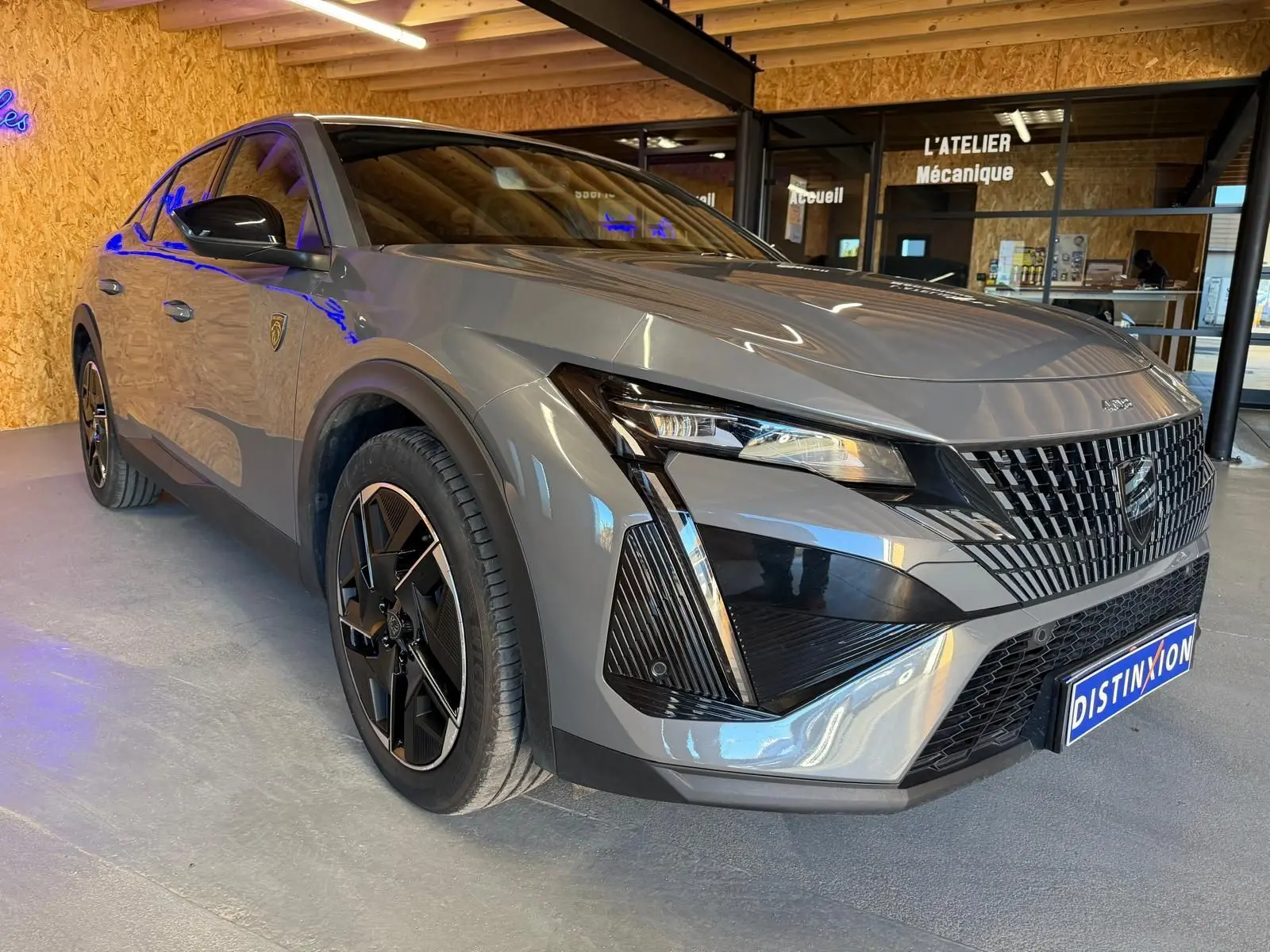 Peugeot 408 gris Selenium vue 3/4 avant droit, avec calandre verticale et jantes alliage 19'' diamantées graphite.