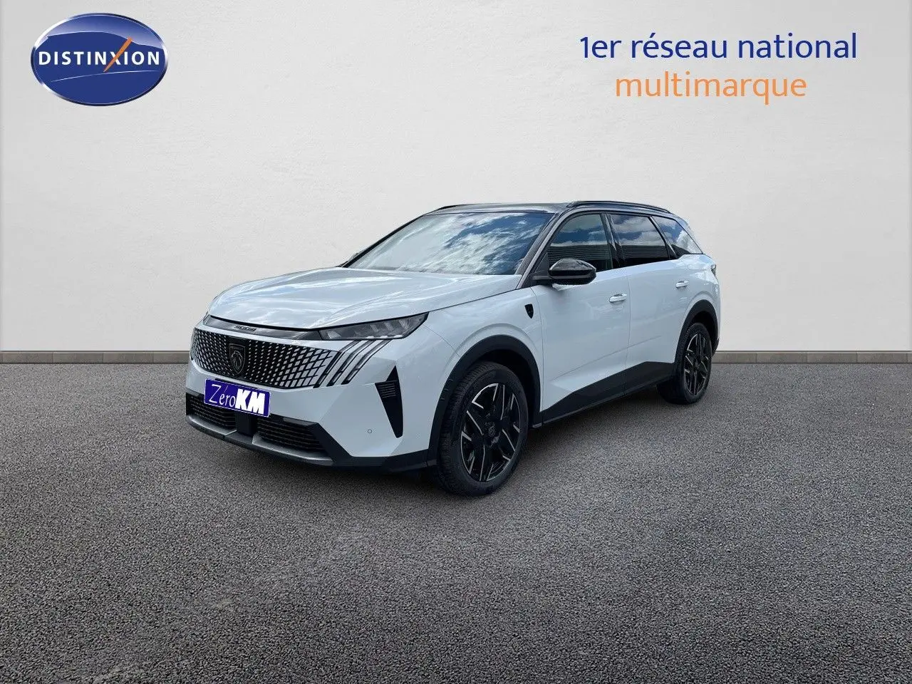 Peugeot 5008 hybride blanc Okenite avec toit noir, vue 3/4 avant mettant en valeur la calandre distinctive.