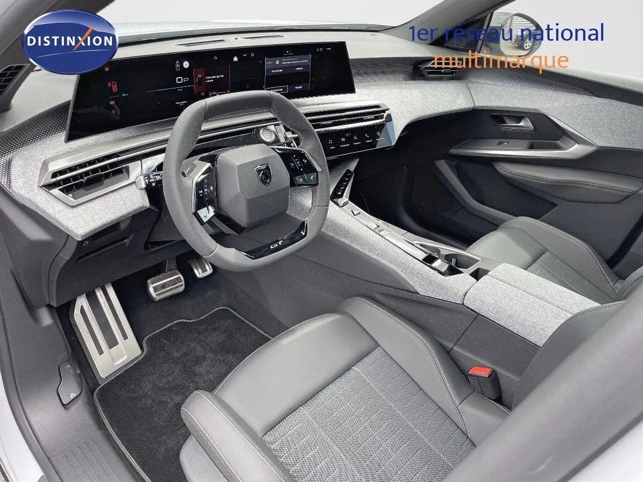 Intérieur moderne du Peugeot 5008 Hybrid 136ch GT 2025, vue côté conducteur sur tableau de bord et sièges gris cuir tissu.