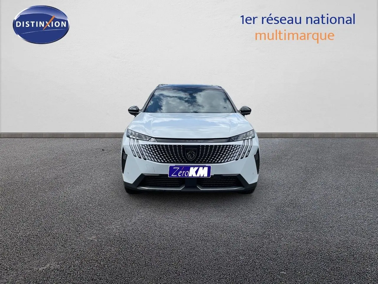 Vue frontale du Peugeot 5008 HYBRID 136CH GT blanc Okenite avec toit noir, sur fond neutre en extérieur.