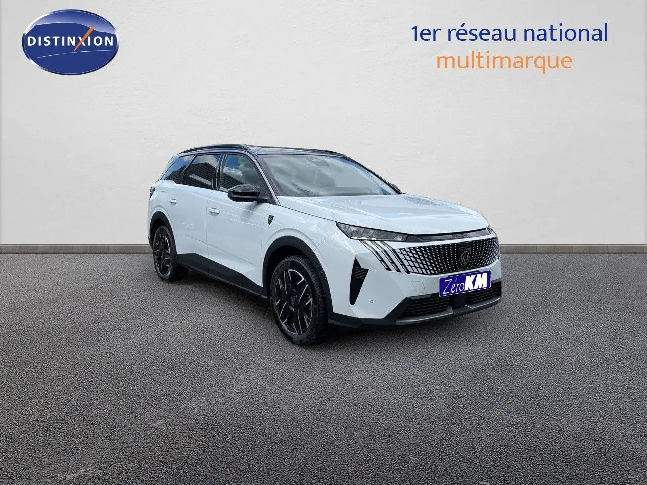 Peugeot 5008 Hybrid 136ch GT blanc Okenite métal avec toit noir, vue 3/4 avant droit sur fond neutre.