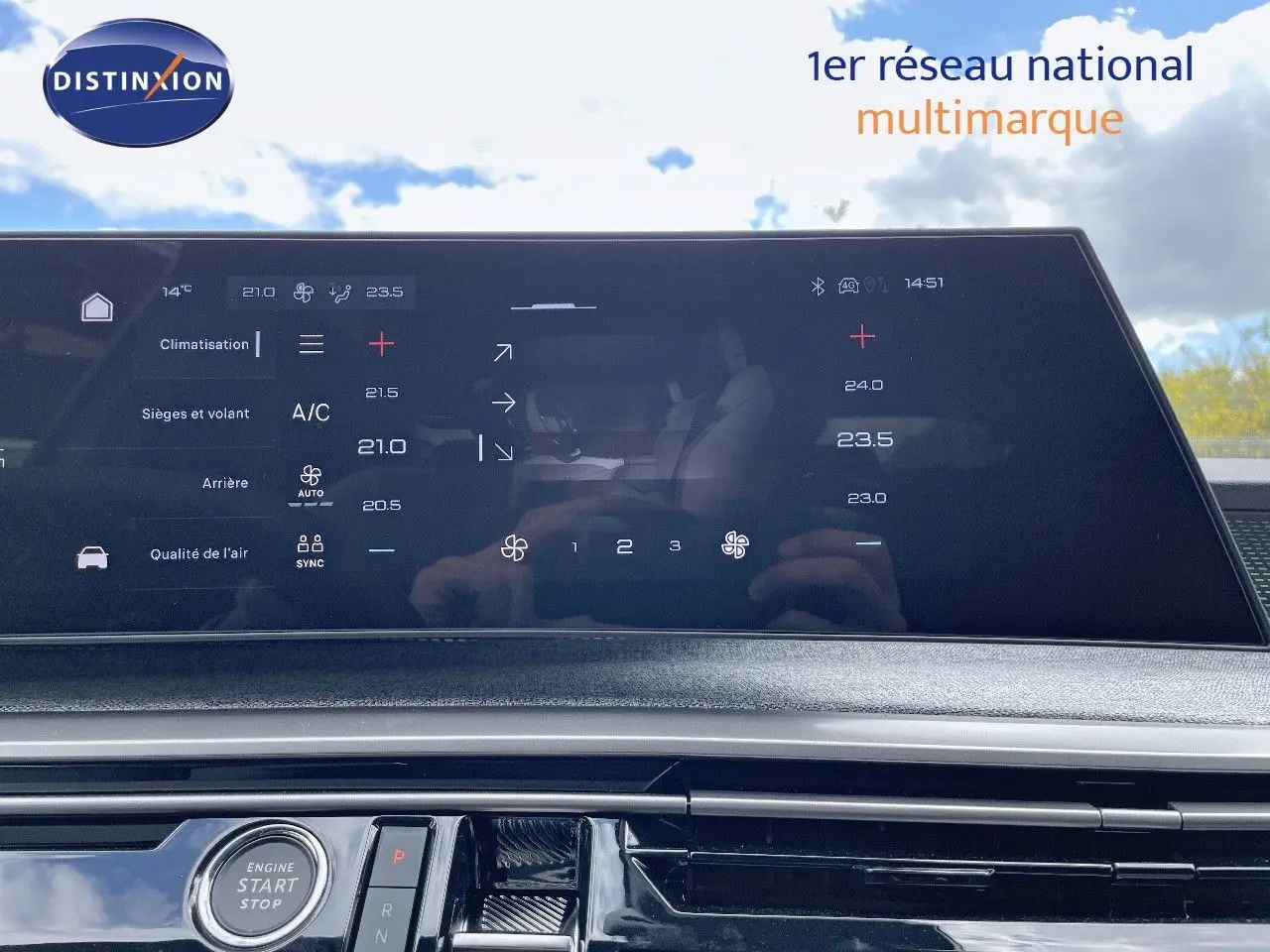 Écran tactile du tableau de bord du Peugeot 5008 Hybrid 136ch GT, affichant la climatisation et les réglages intérieurs.