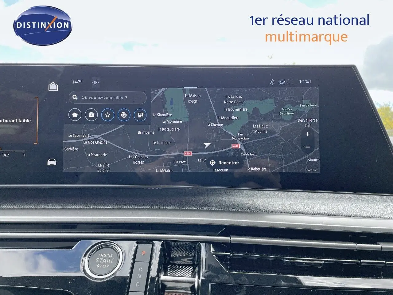 Tableau de bord du Peugeot 5008 Hybrid 136ch GT 2025 avec écran tactile affichant la navigation et démarrage moteur.