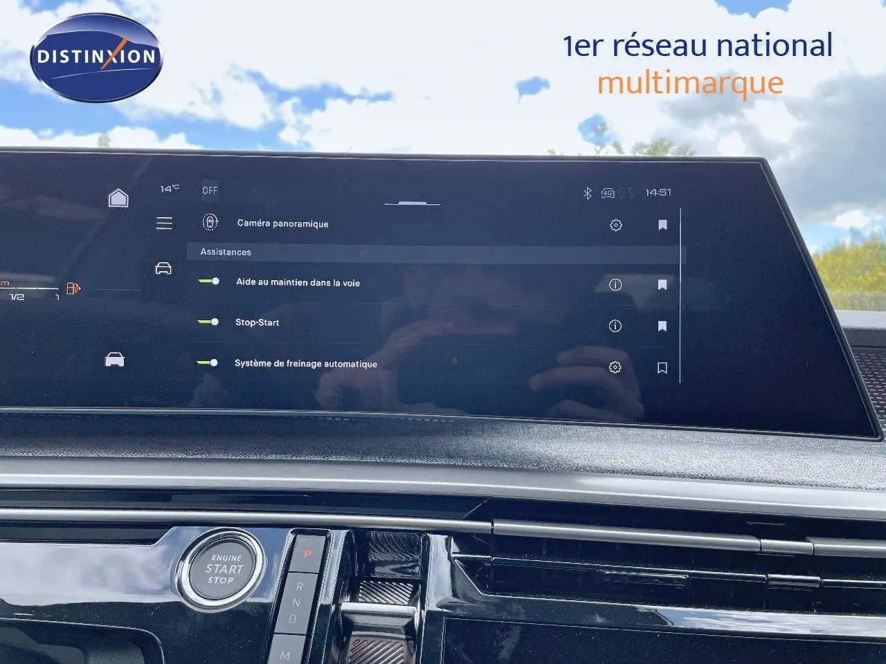 Vue intérieure du tableau de bord du Peugeot 5008 Hybrid 136ch GT avec écran tactile affichant les assistances à la conduite.