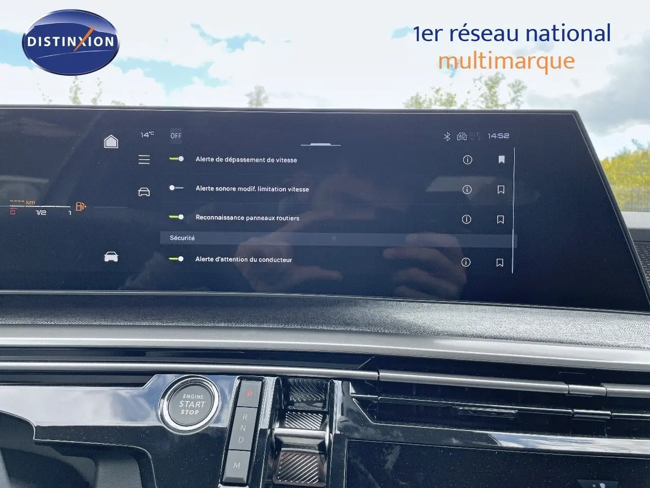 Tableau de bord du Peugeot 5008 Hybrid 2025 avec écran tactile affichant les alertes de sécurité, finition noire brillante.