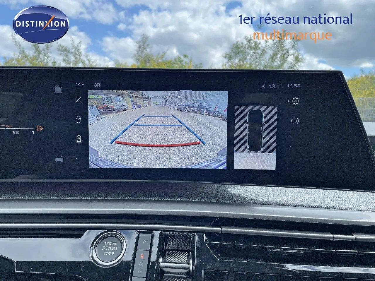 Écran central affichant la caméra de recul et les commandes de la console d'une Peugeot 5008 Hybrid 2025 blanc Okenite toit noir.