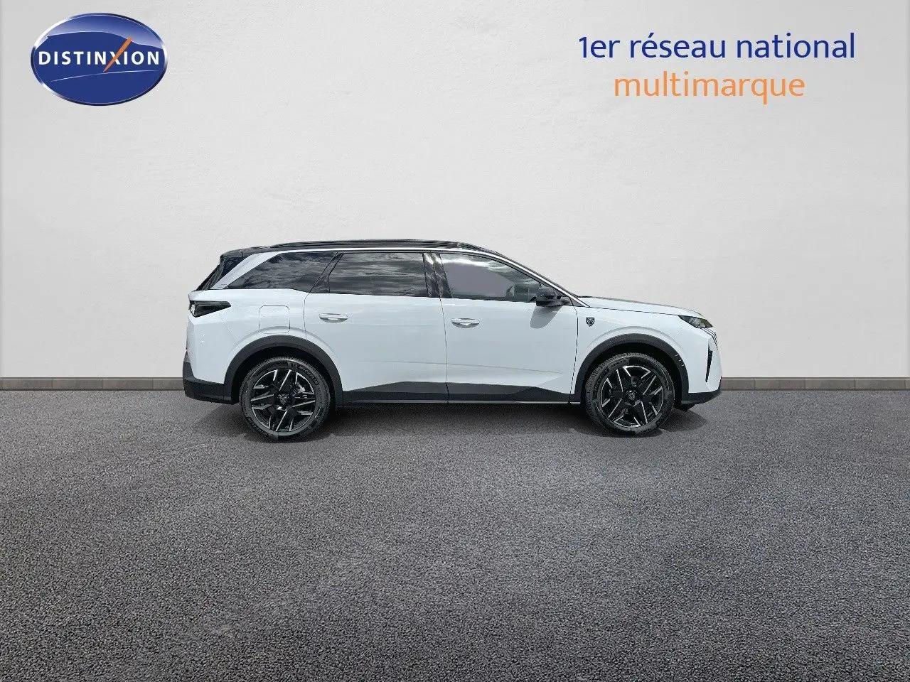 Peugeot 5008 Hybrid 136ch GT en profil côté gauche, blanc Okenite métal avec toit noir et jantes noires.