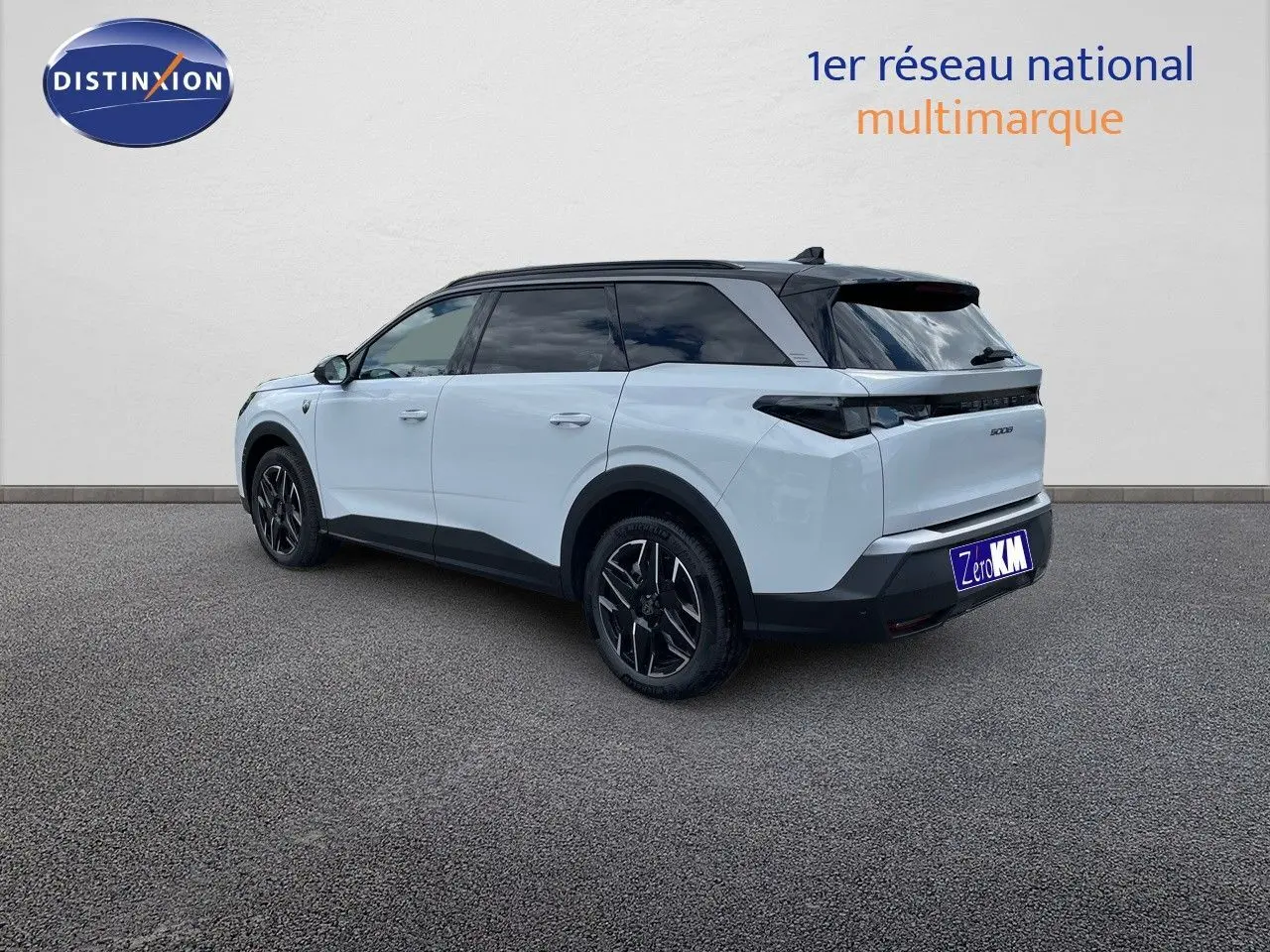 Peugeot 5008 Hybrid blanc Okenite avec toit noir, vue 3/4 arrière côté droit sur fond neutre.
