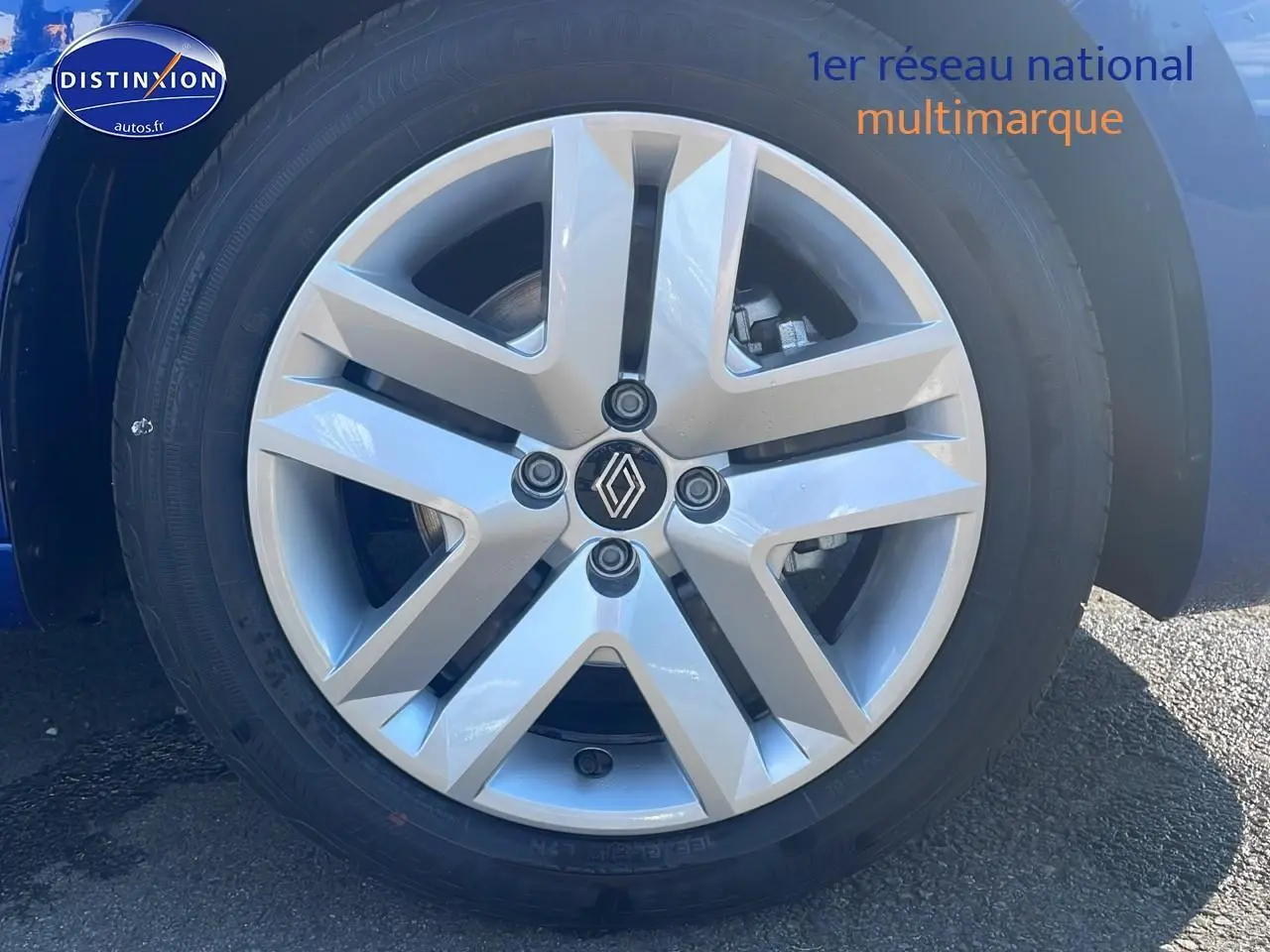 Gros plan sur la jante alliage argentée avec logo Renault sur une Renault Clio V Bleu Iron.