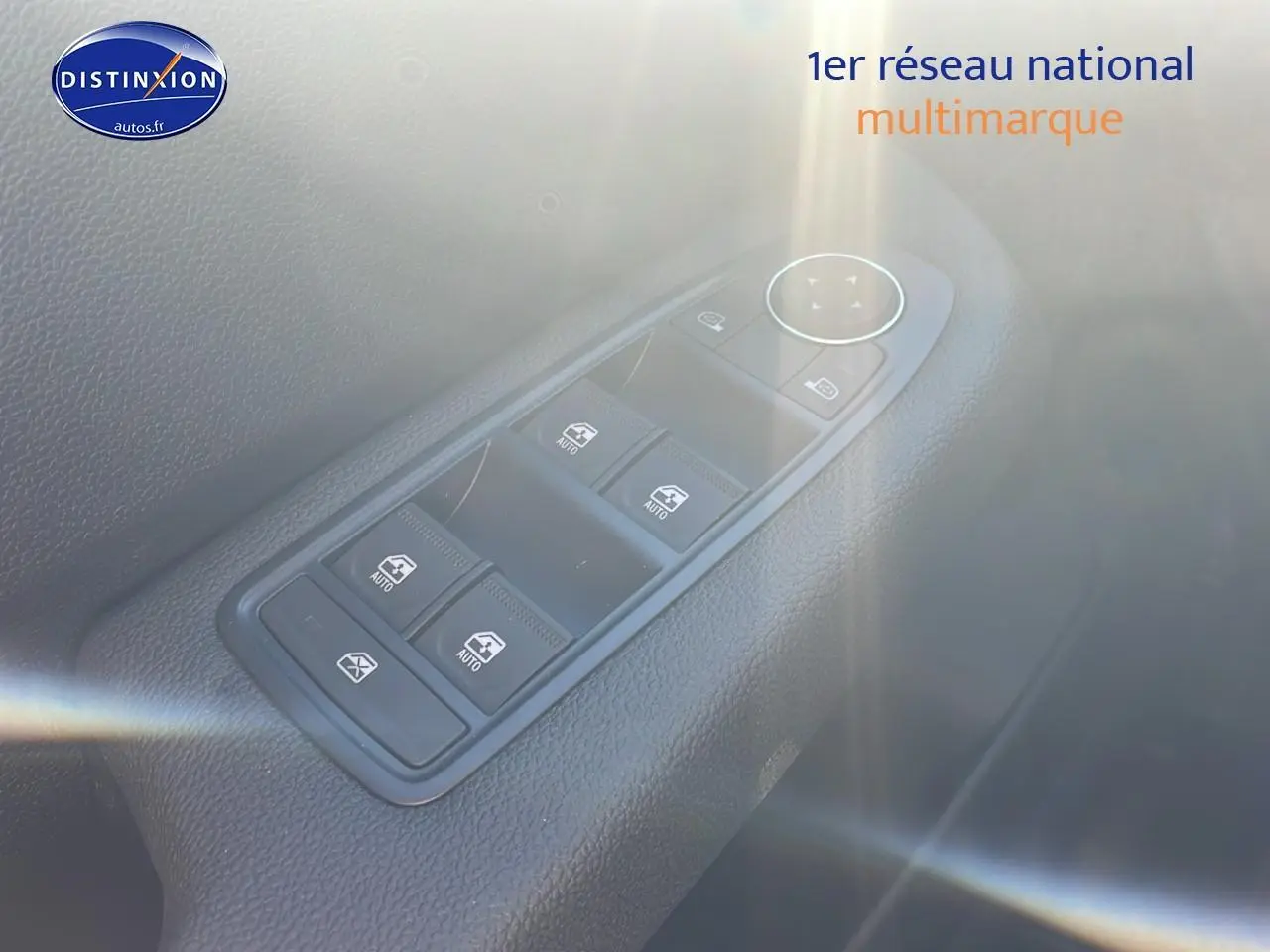 Panneau de commandes des vitres électriques côté gauche intérieur d'une Renault Clio V 2025, finition sobre noire.