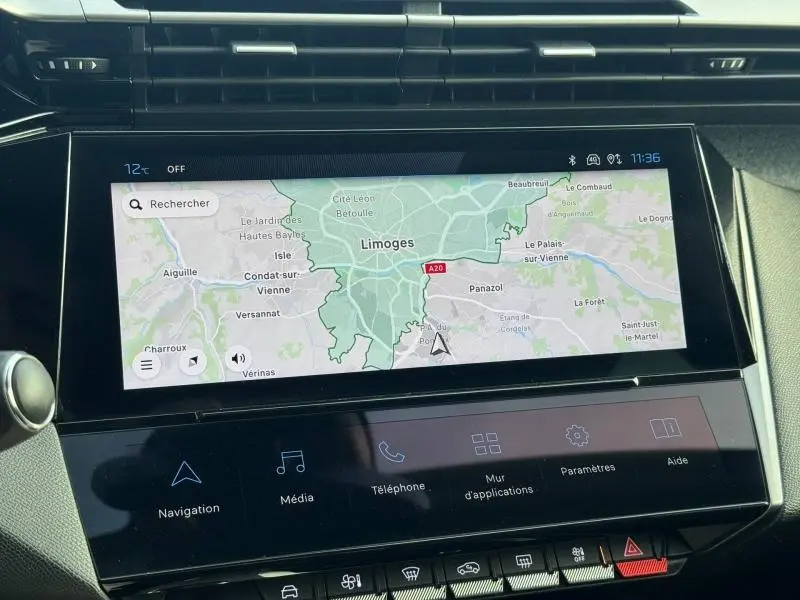 Écran tactile central du tableau de bord de la Peugeot 308 2024 affichant la navigation sur Limoges, intérieur noir moderne.
