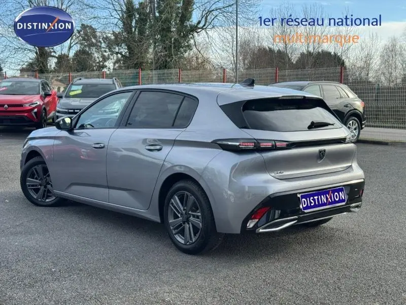 Peugeot 308 gris Artense vue 3/4 arrière droit, feux arrière LED et jantes alliage visibles.