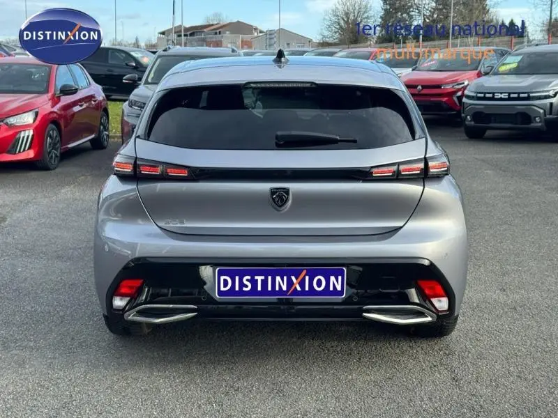 Vue arrière d'une Peugeot 308 2024 gris Artense avec feux LED distinctifs et double sortie d'échappement chromée.