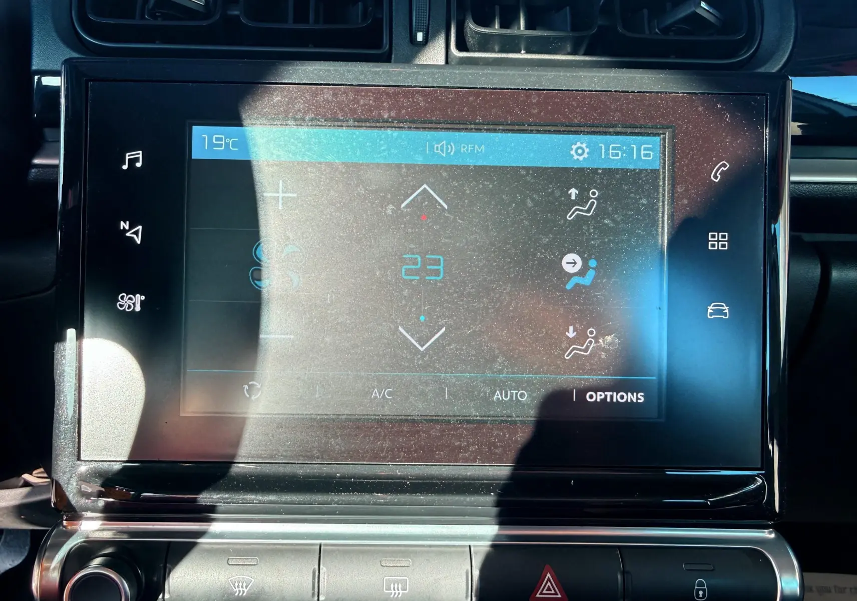 Écran tactile central de la Citroën C3 blanc, affichant la climatisation à 23°C en vue frontale rapprochée.