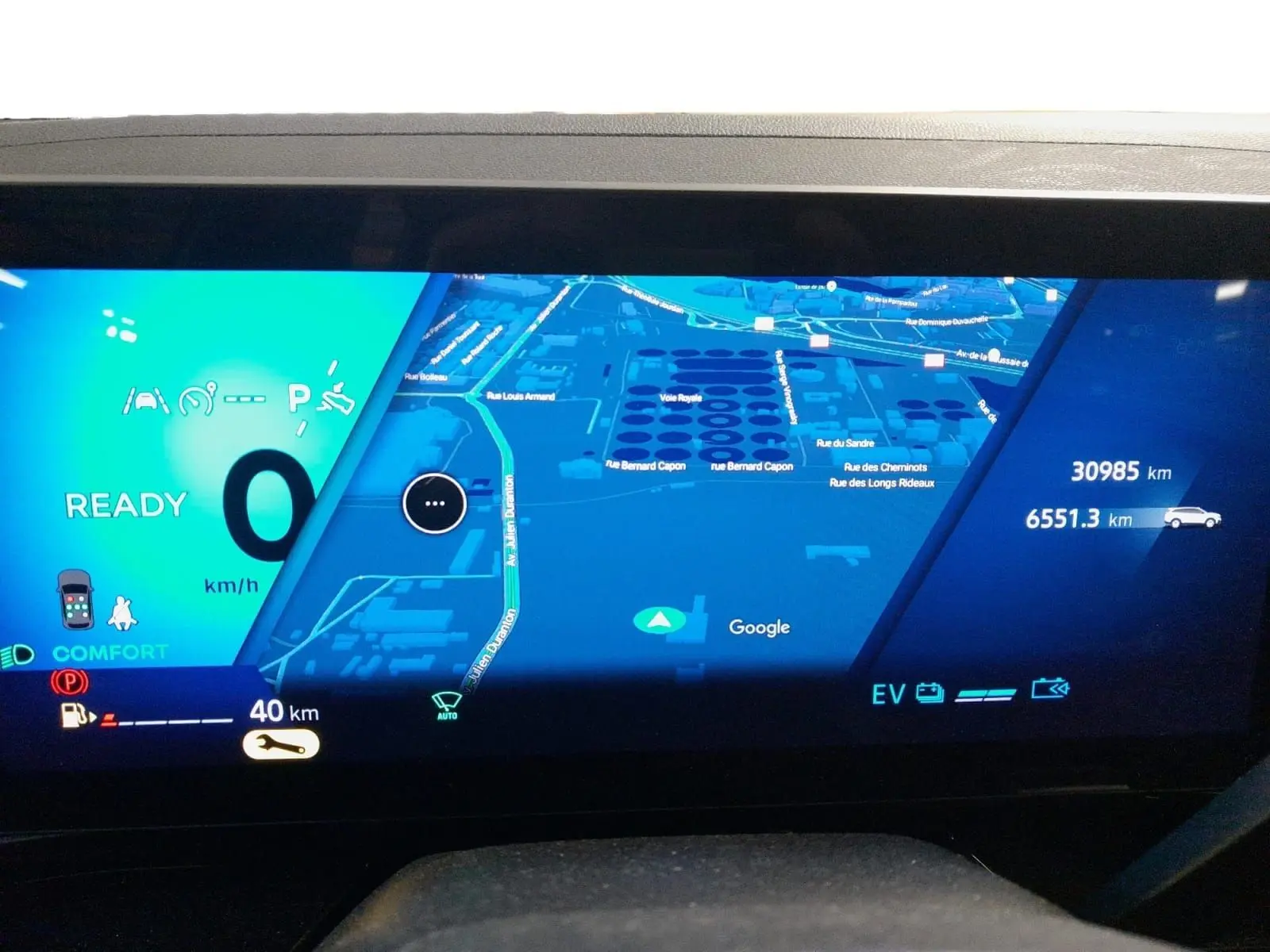 Tableau de bord numérique 12,3'' du Renault Espace blanc nacré, affichant navigation et informations de conduite.