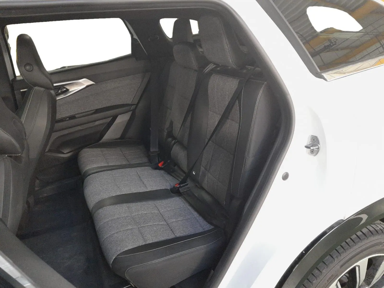 Vue intérieure côté droit sur la banquette arrière grise et noire du Renault Espace blanc nacré 2025, 7 places.