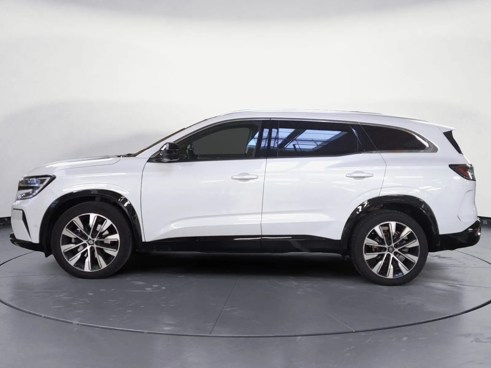 Vue de profil côté gauche du Renault Espace blanc nacré 2025 avec jantes alliage et vitres teintées.