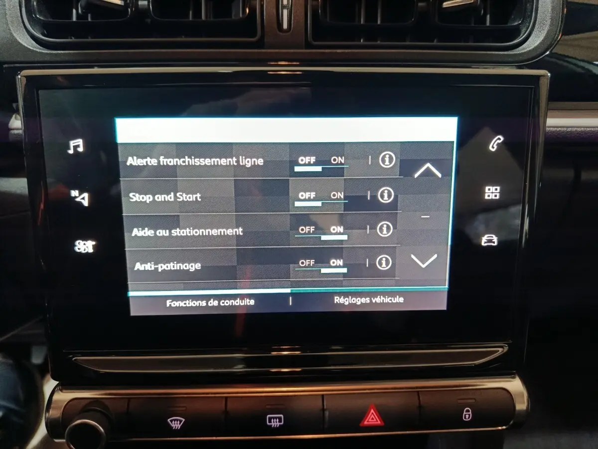 Écran tactile central de la Citroën C3 2024 affichant les réglages d’aides à la conduite, vue rapprochée intérieure.
