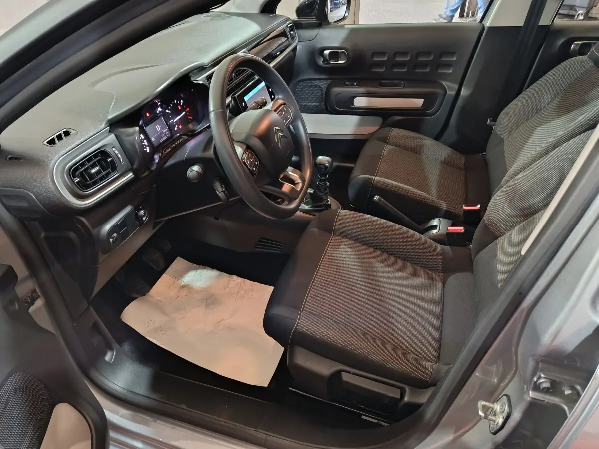 Intérieur côté conducteur de la Citroën C3 BlueHDi 100 gris clair, volant multifonctions et tableau de bord digital.