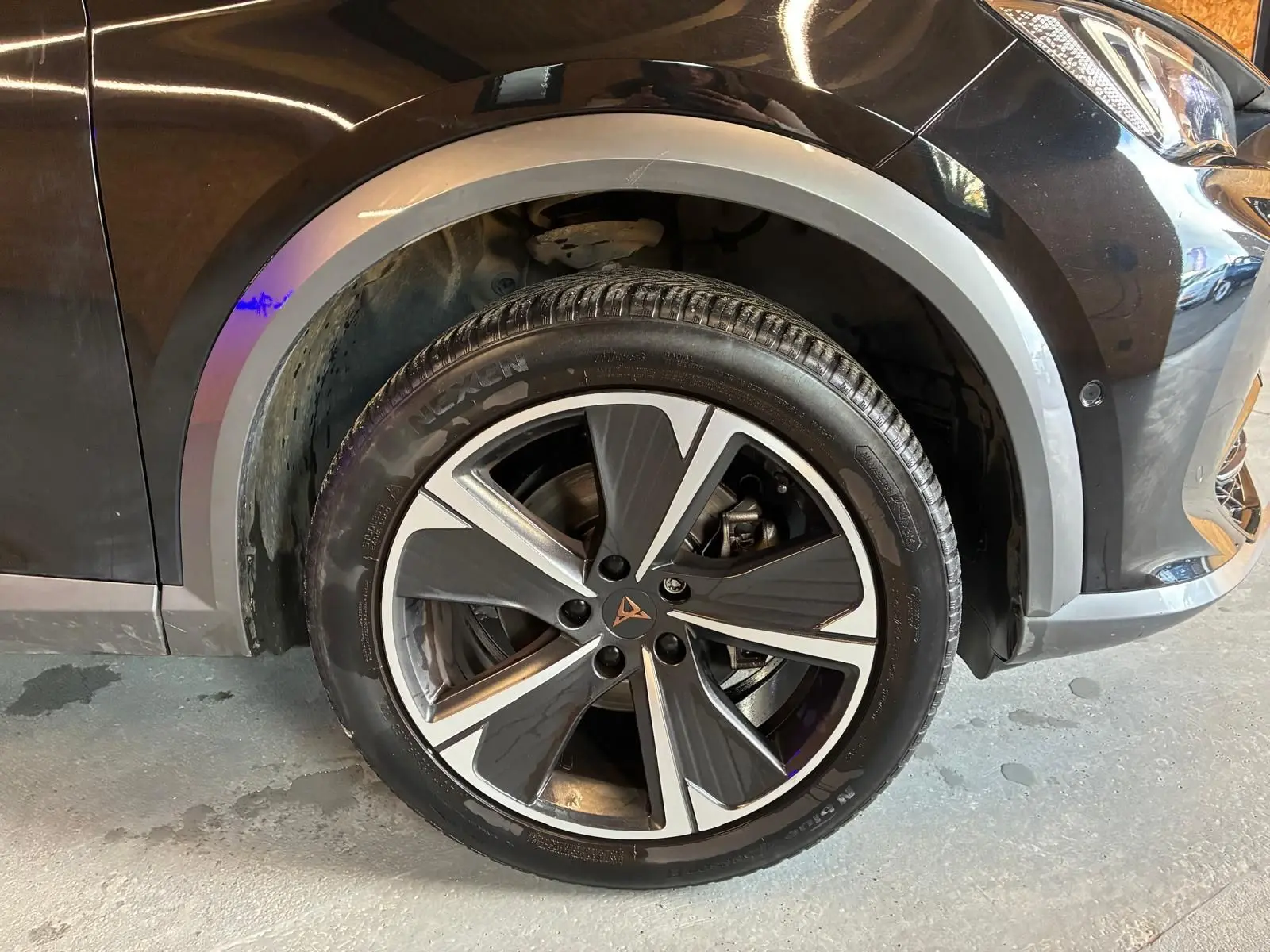 Gros plan sur la roue avant gauche noire avec jante alu bicolore du CUPRA Formentor 2022.