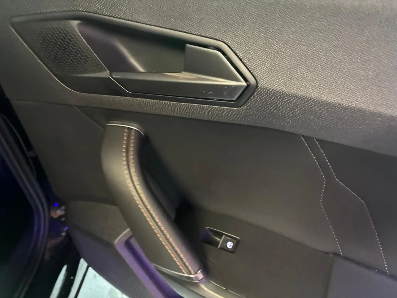 Détail de la porte intérieure côté gauche noire du CUPRA Formentor 2.0 TDI 150 V avec surpiqûres cuivrées.