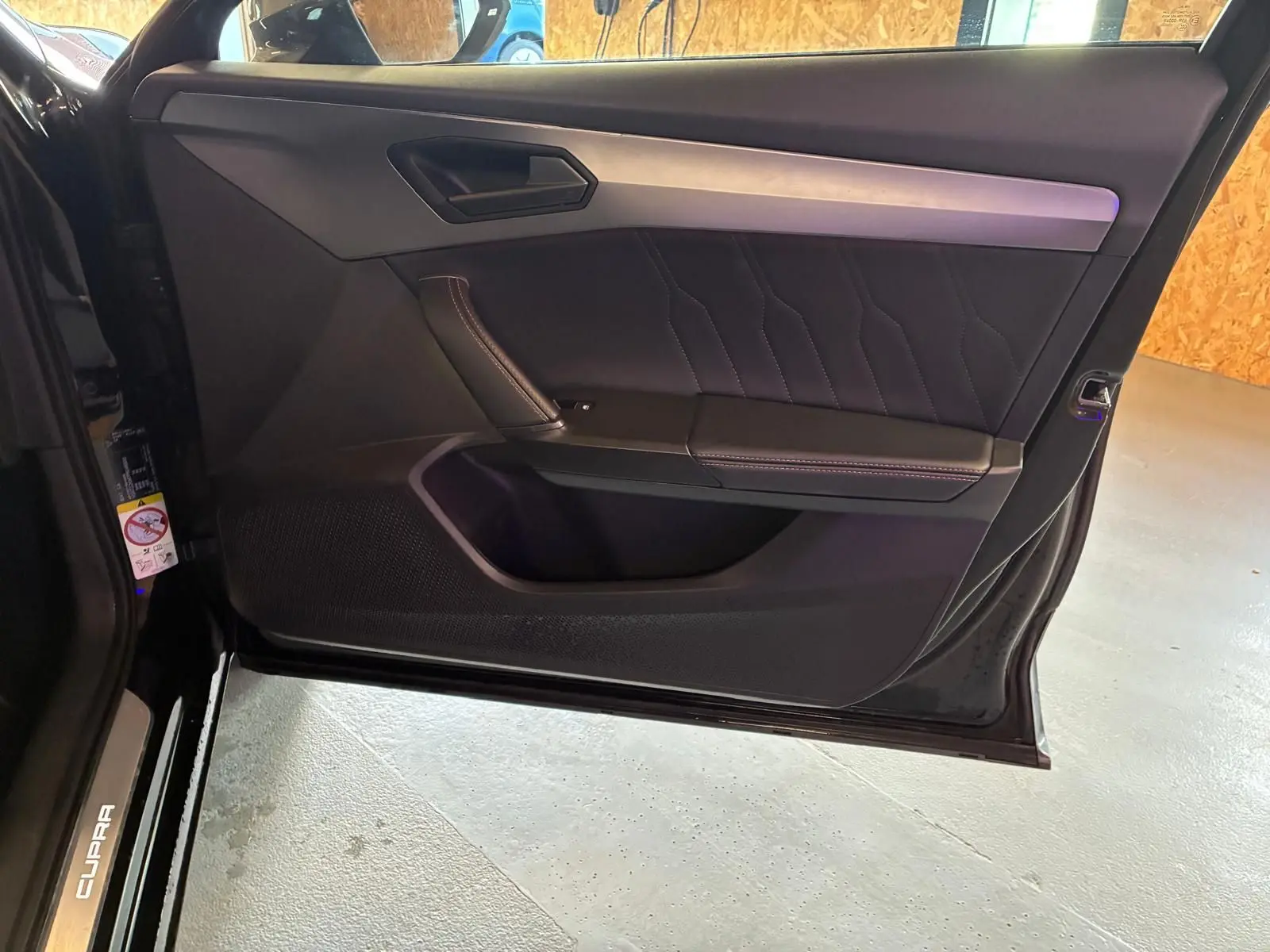 Vue intérieure de la porte avant gauche noire du CUPRA Formentor 2.0 TDI avec surpiqûres et insert aluminium.
