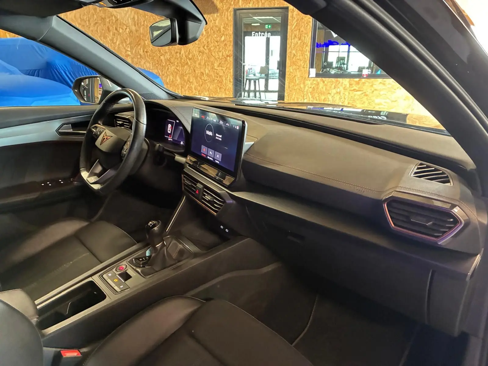 Vue intérieure côté conducteur du CUPRA Formentor noir 2022, avec tableau de bord moderne et écran tactile central.