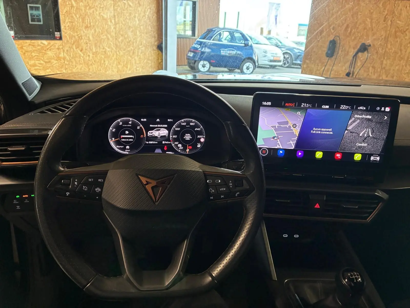 Vue intérieure centrée sur le volant CUPRA noir et le tableau de bord numérique avec écran tactile du Formentor 2022.