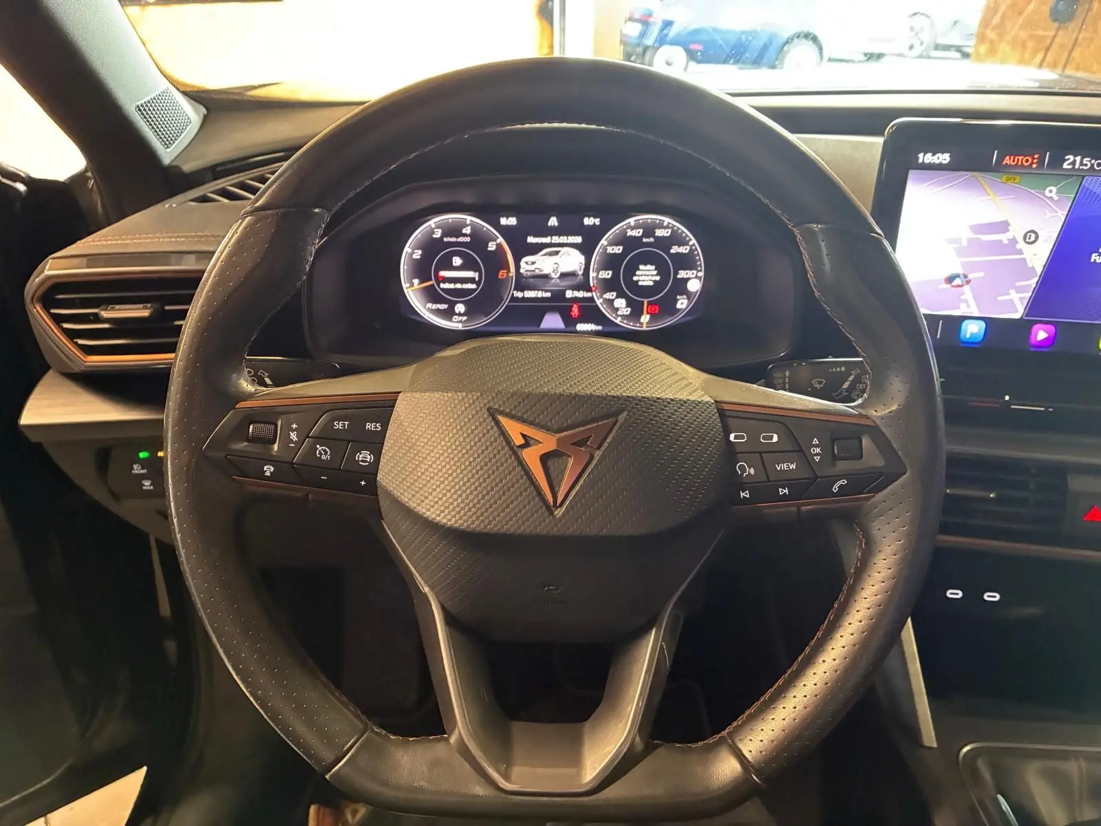 Vue rapprochée du volant noir de la CUPRA Formentor 2022 avec commandes intégrées et tableau de bord numérique.