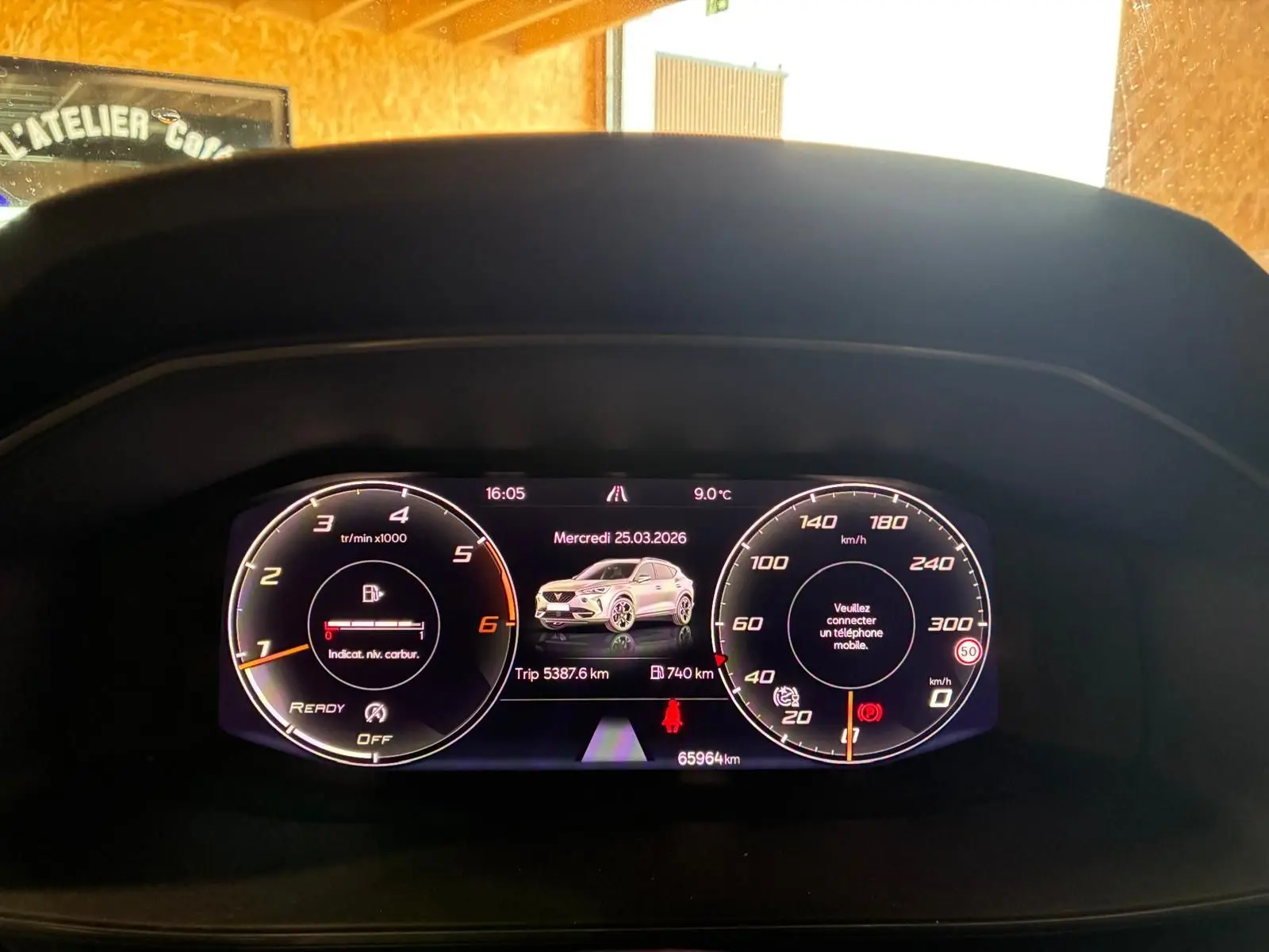 Cockpit numérique de la CUPRA Formentor noir, affichant compte-tours, vitesse et image du véhicule en vue frontale.