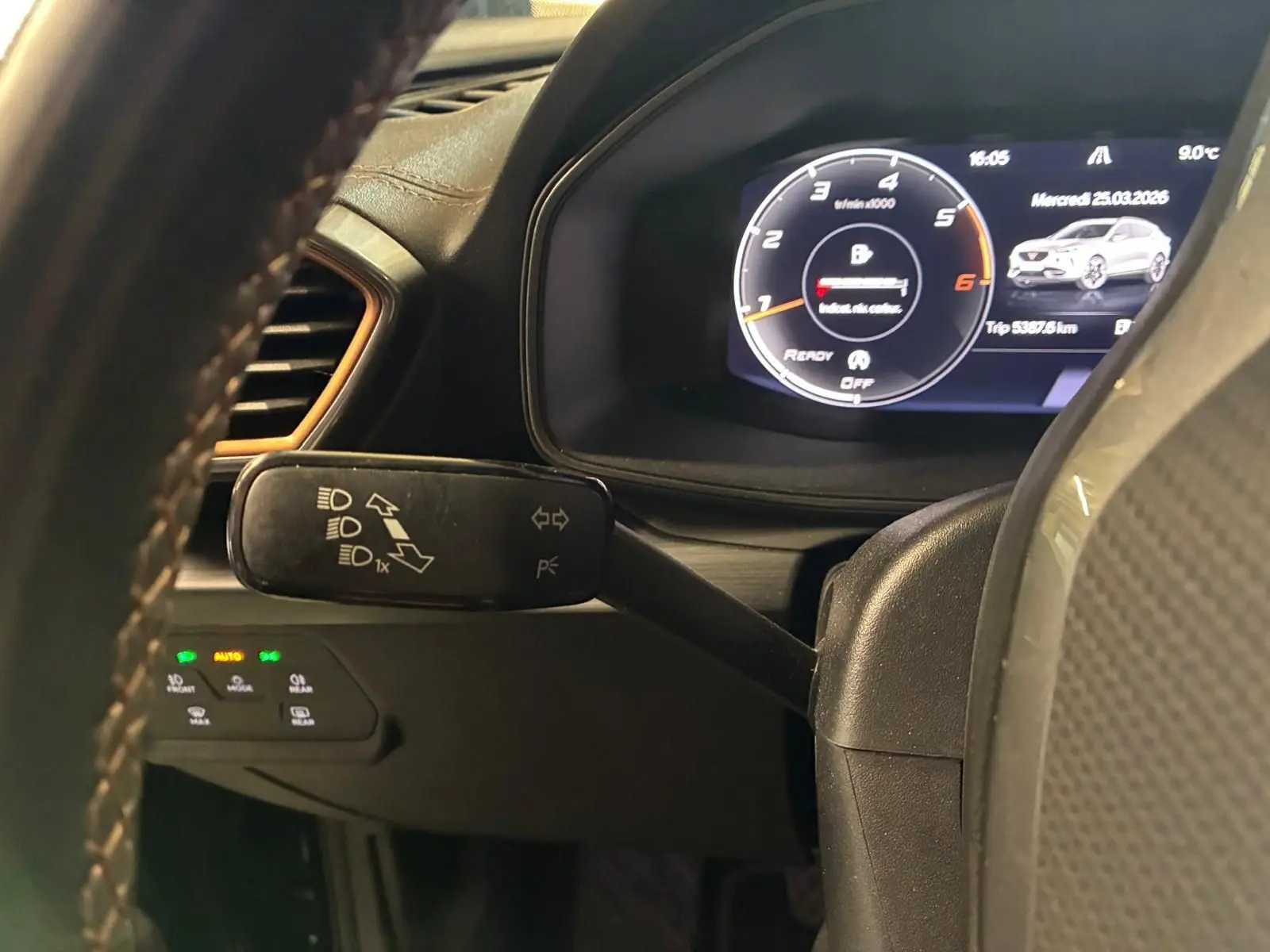 Vue rapprochée du combiné d'instruments numérique et du commodo gauche dans l'habitacle d'une CUPRA Formentor 2.0 TDI noire.