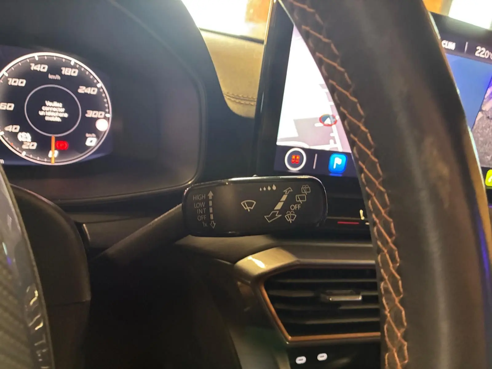 Vue intérieure rapprochée du volant et du combiné d'instruments du CUPRA Formentor 2.0 TDI noir avec commandes au volant et écran tactile.
